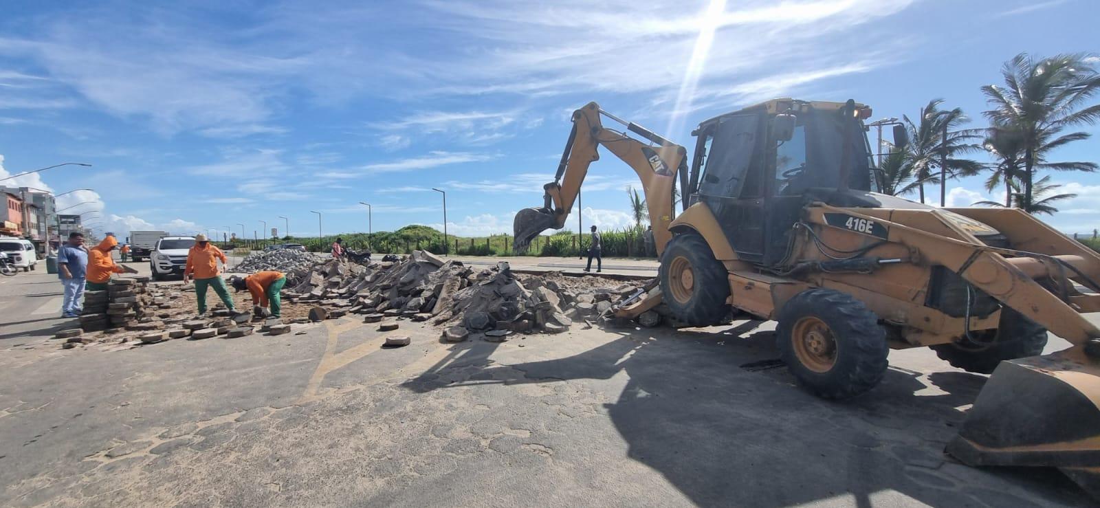 Daniel Santana dá início às obras de revitalização do calçamento da Avenida Oceano Atlântico, em Guriri, São Mateus, ES