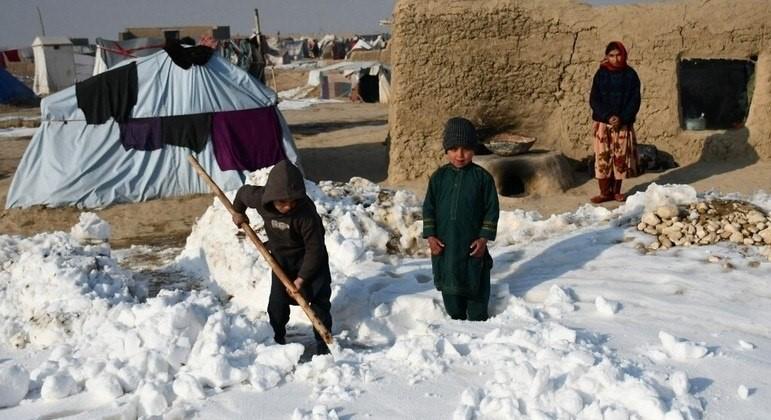 Inverno congelante no Afeganistão mata de frio pelo menos 37 crianças