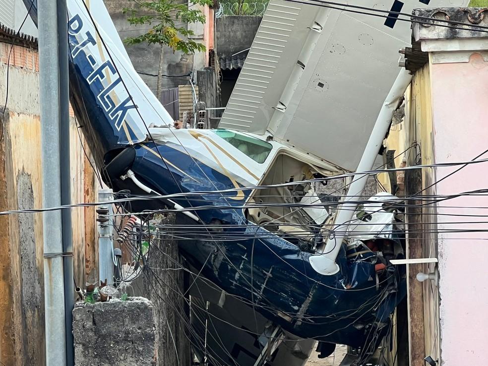 Avião cai sobre casas e deixa pai e filha ficam gravemente feridos, em BH