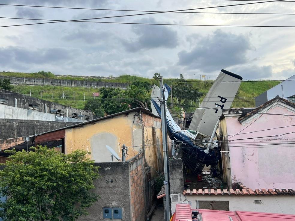 Avião cai sobre casas e deixa pai e filha ficam gravemente feridos, em BH
