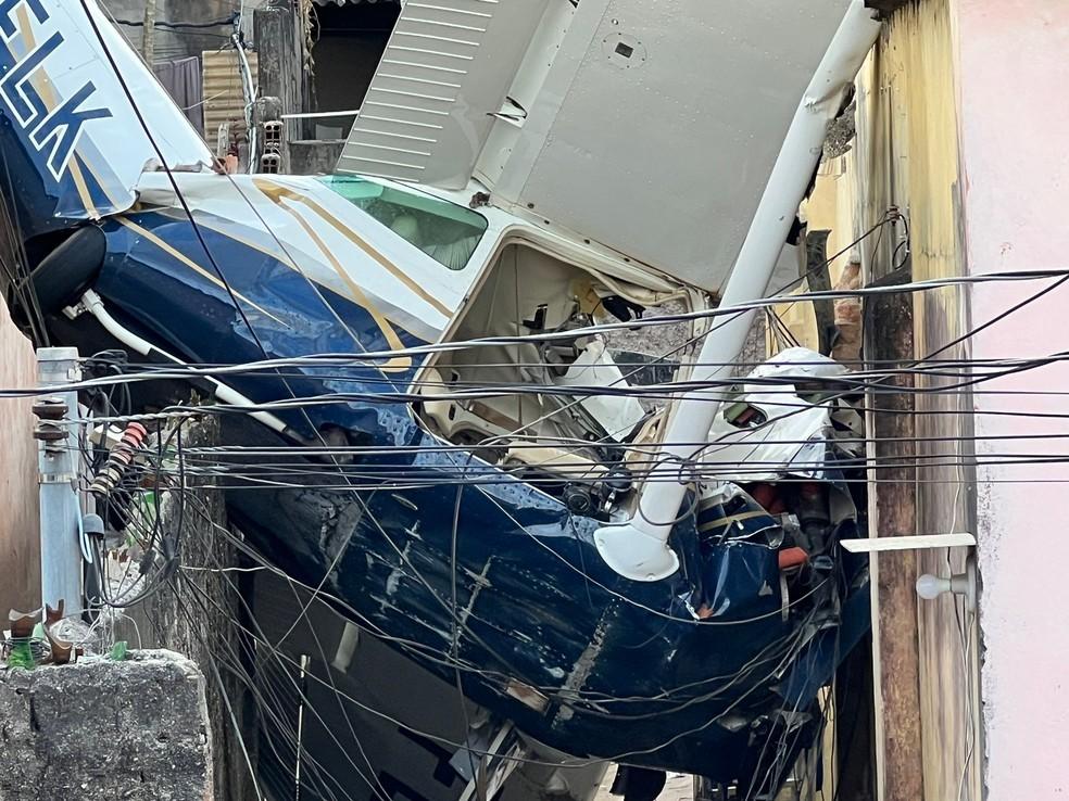 Avião cai sobre casas e deixa pai e filha ficam gravemente feridos, em BH