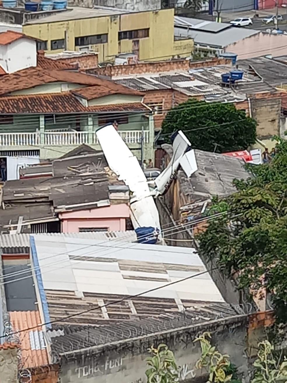Avião cai sobre casas e deixa pai e filha ficam gravemente feridos, em BH