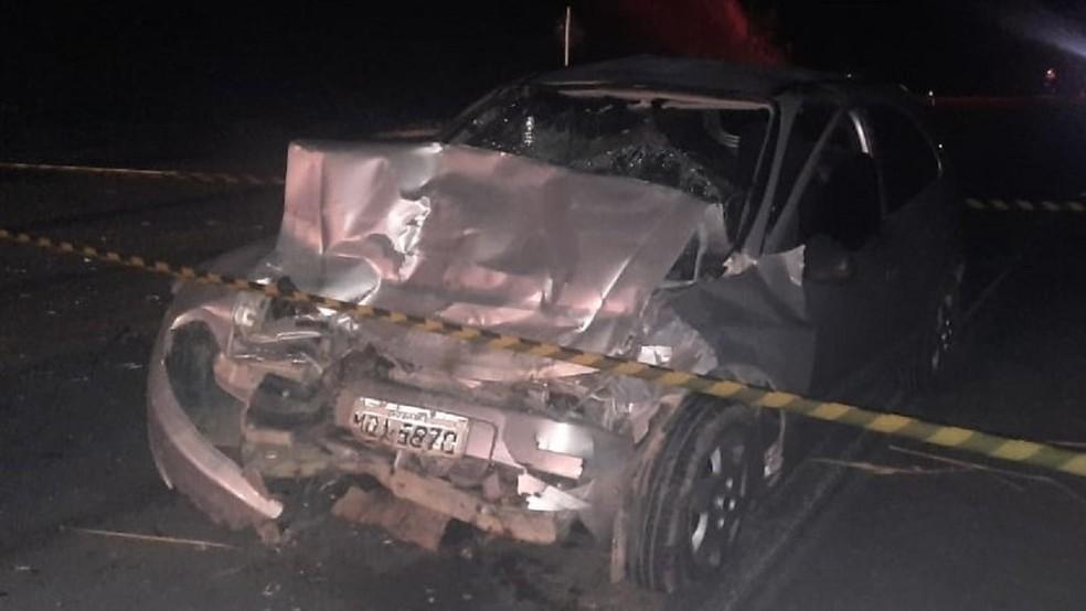 Batida frontal entre carros mata duas pessoas na ES-430, em Jaguaré, ES