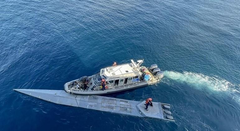 Submarino fantasma é encontrado na Colômbia com mais de R$ 450 milhões em cocaína e dois corpos