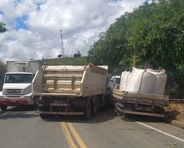 Grave acidente na BR 259 envolvendo três caminhões deixa um morto, em Colatina, ES