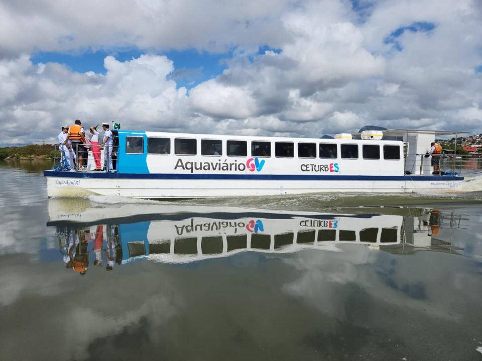 Governador Renato Casagrande acompanha teste da embarcação do novo Aquaviário
