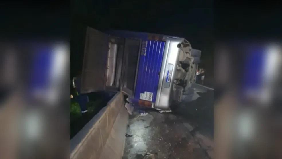 Ônibus tombar na Rodovia Régis Bittencourt e deixa 3 mortos e mais de 20 feridos em SP