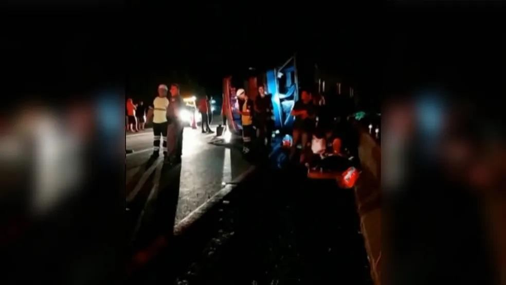Ônibus tombar na Rodovia Régis Bittencourt e deixa 3 mortos e mais de 20 feridos em SP