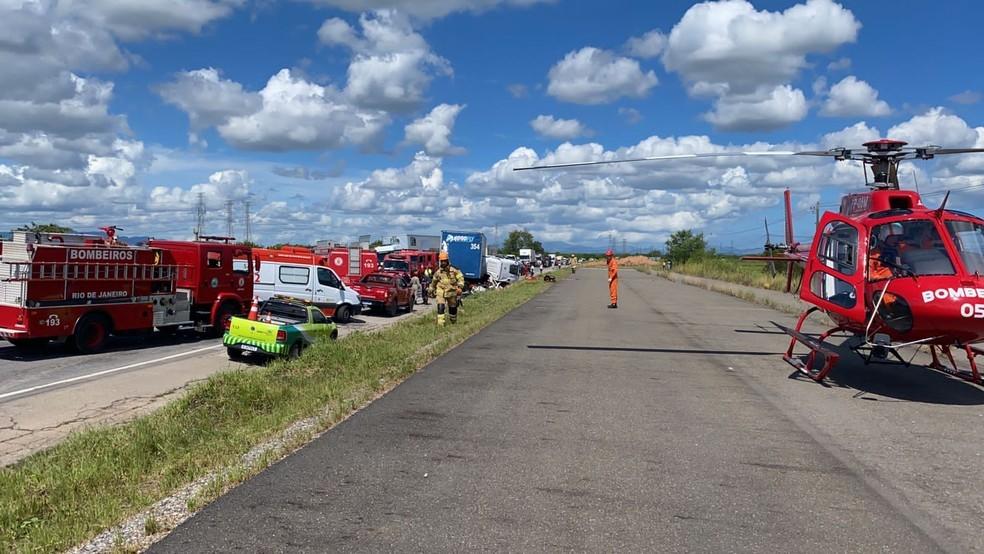 Grave acidente entre carro e caminhão deixa 6 mortos na BR-493, no RJ