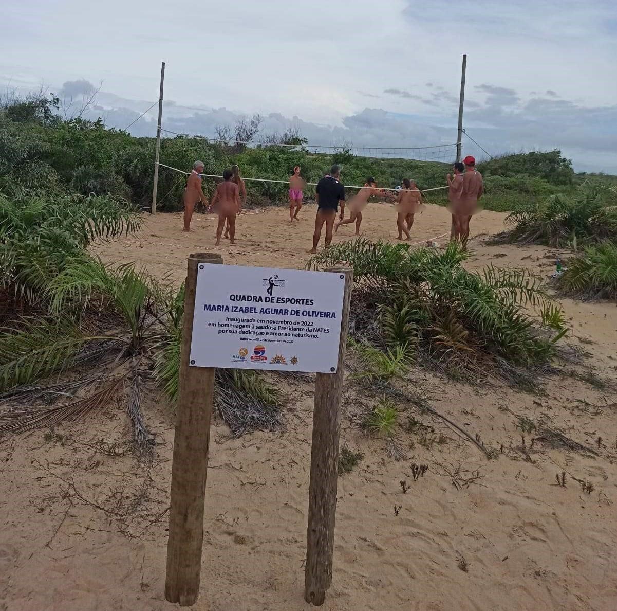 Pelados na praia: como é viver no único condomínio naturista do ES