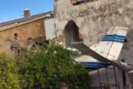 Avião cai sobre casas em Goiânia e deixa dois mortos