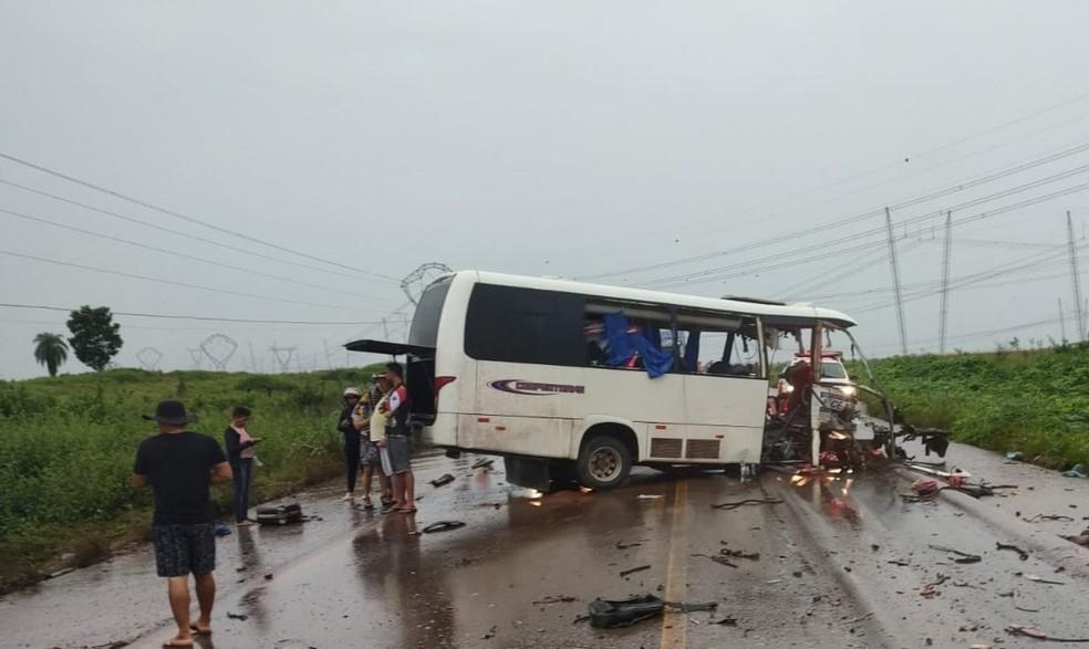 Grave acidente entre micro-ônibus e caminhão na PA-150 deixa 12 mortos