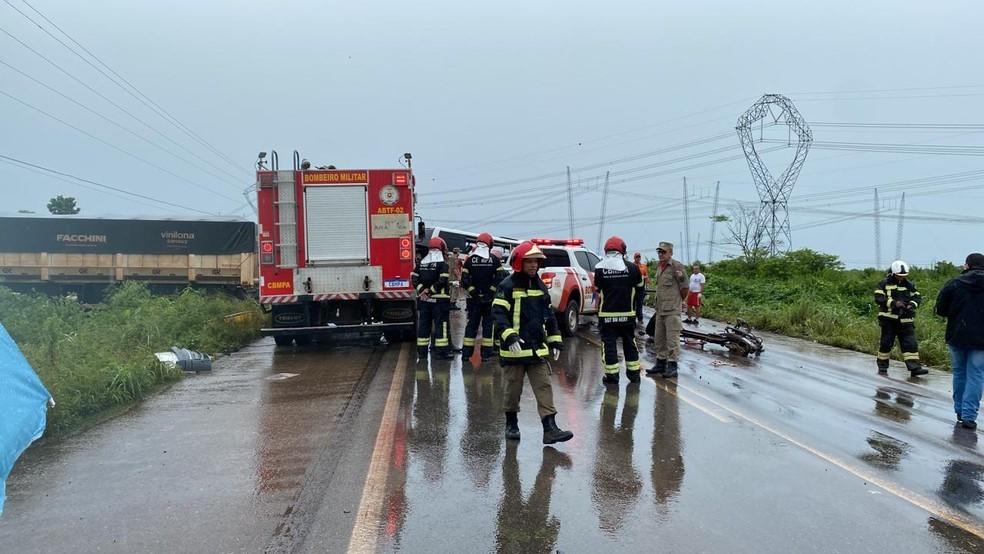 Grave acidente entre micro-ônibus e caminhão na PA-150 deixa 12 mortos