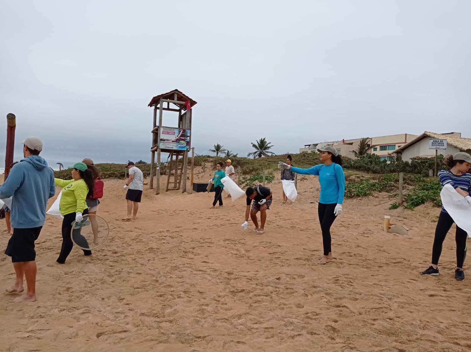 Escoteiros apoiam Meros do Brasil em limpeza de praia em Guriri, São Mateus, ES, neste sábado (25)