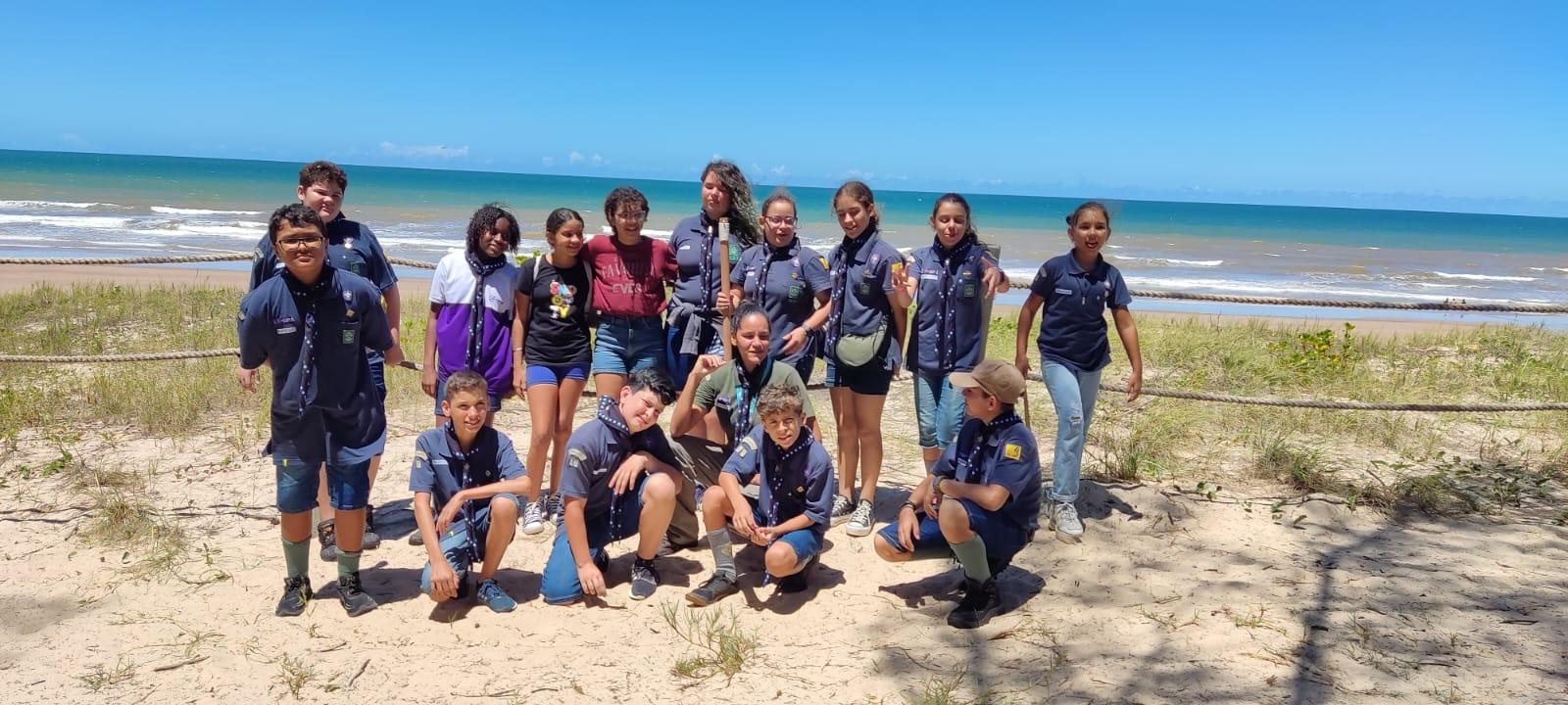 Escoteiros apoiam Meros do Brasil em limpeza de praia em Guriri, São Mateus, ES, neste sábado (25)