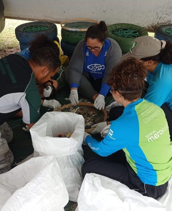 Escoteiros apoiam Meros do Brasil em limpeza de praia em Guriri, São Mateus, ES, neste sábado (25)
