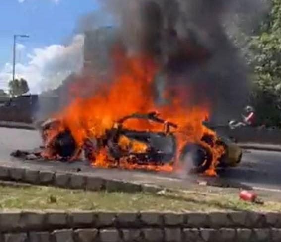 Lamborghini pega fogo e mobiliza bombeiros em Belo Horizonte. MG