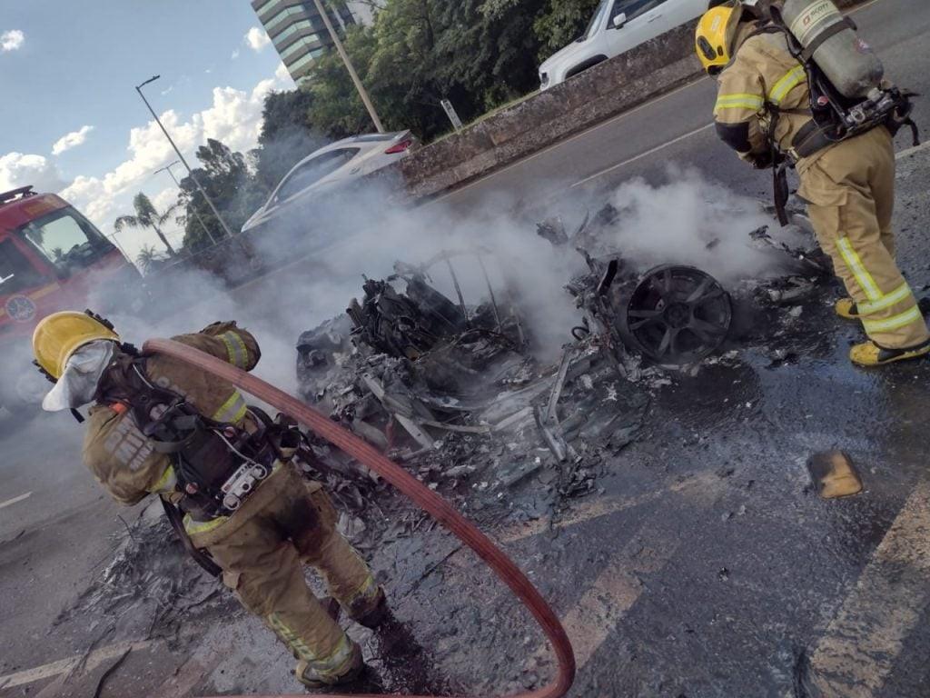 Lamborghini pega fogo e mobiliza bombeiros em Belo Horizonte. MG