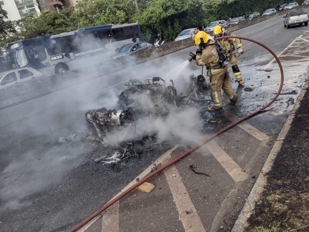 Lamborghini pega fogo e mobiliza bombeiros em Belo Horizonte. MG