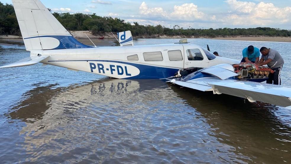 Avião bimotor faz pouso forçado no meio do rio