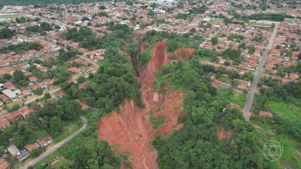 Cidade que corre risco de desaparecer por causa de fenômeno geológico decreta calamidade pública