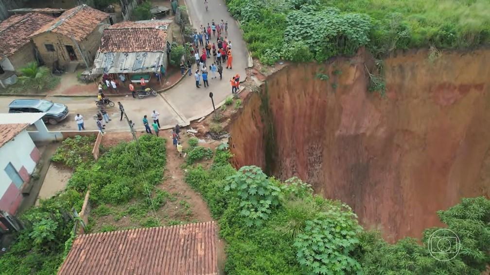 Cidade que corre risco de desaparecer por causa de fenômeno geológico decreta calamidade pública