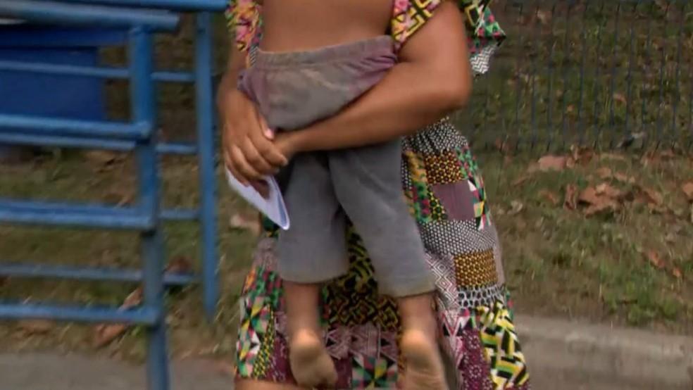 Menino de 2 anos é encontrado andando sozinho com uma faca nas mãos na BR-101, no ES