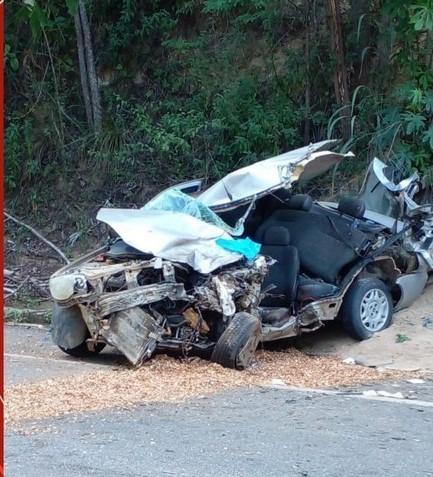 Acidente entre carro e ônibus escolar deixa motorista com braço decepado e 5 crianças feridas, no ES