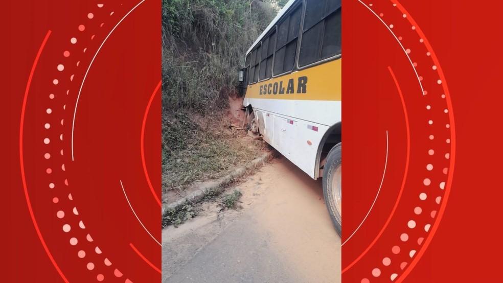 Acidente entre carro e ônibus escolar deixa motorista com braço decepado e 5 crianças feridas, no ES