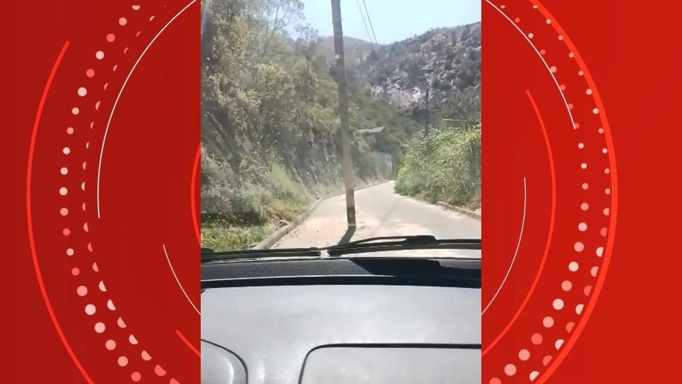 Poste fica no meio da pista após obra de alargamento de estrada no ES