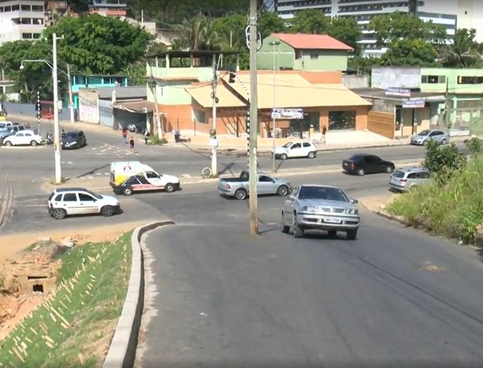 Poste fica no meio da pista após obra de alargamento de estrada no ES