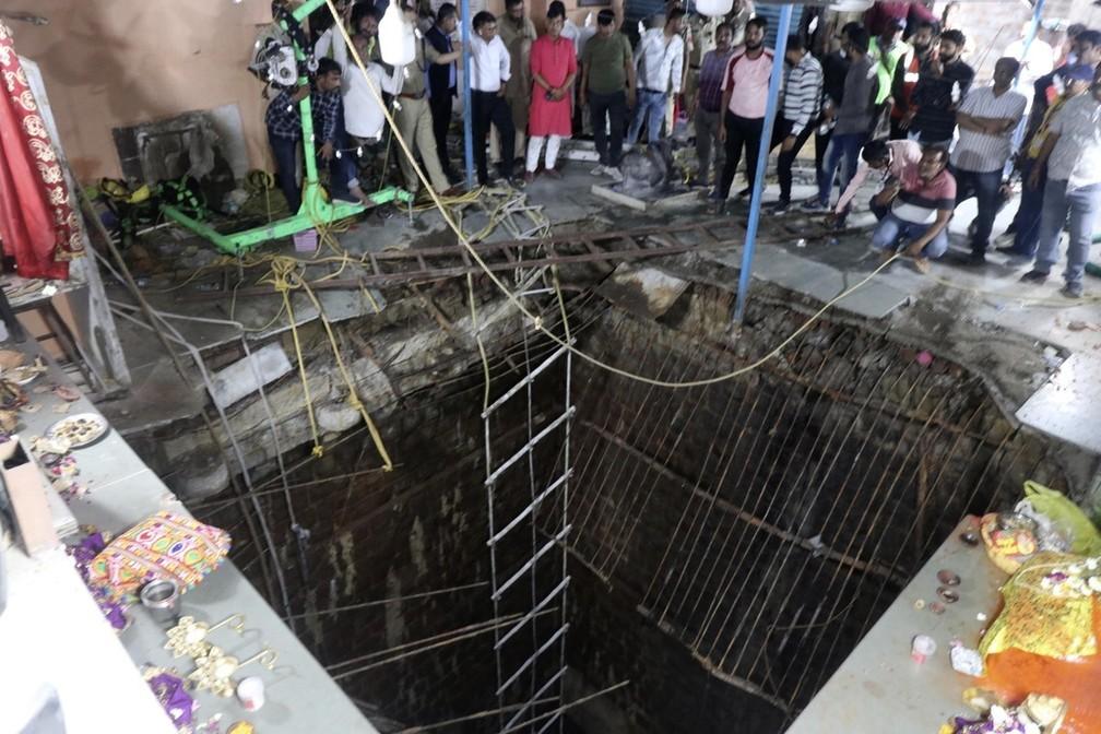 Piso de templo desaba e deixa 13 mortos, na Índia