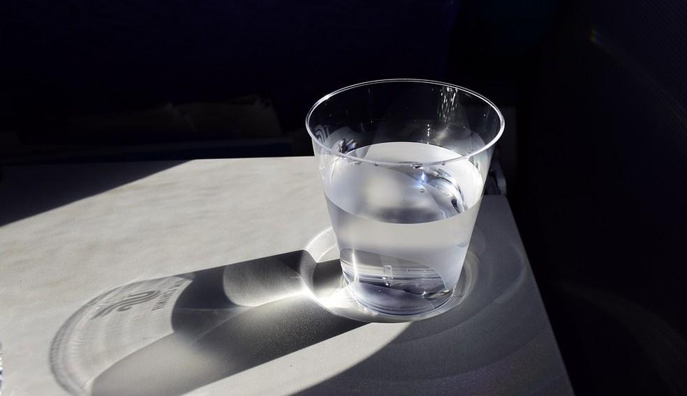Saiba calcular quanto você deve beber de água por dia; 2 litros não valem para todos