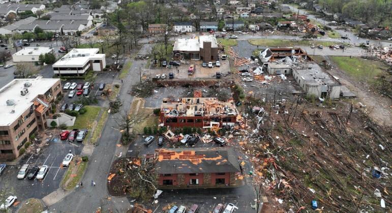 Cidades dos EUA ficam destruídas pós passagem de tornado