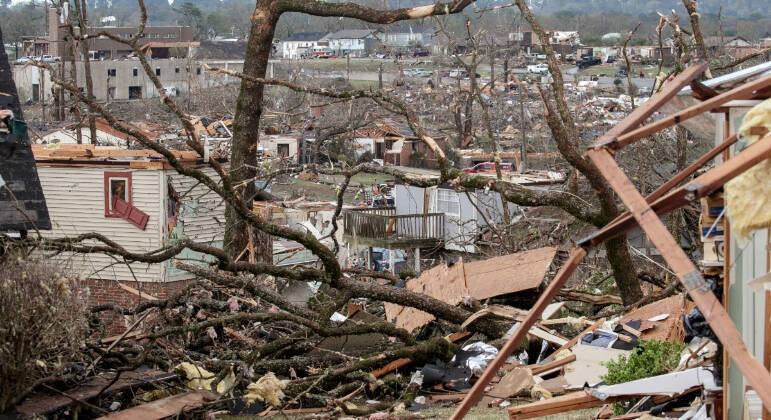 Cidades dos EUA ficam destruídas pós passagem de tornado