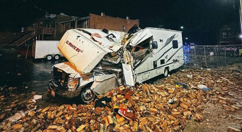 Cidades dos EUA ficam destruídas pós passagem de tornado