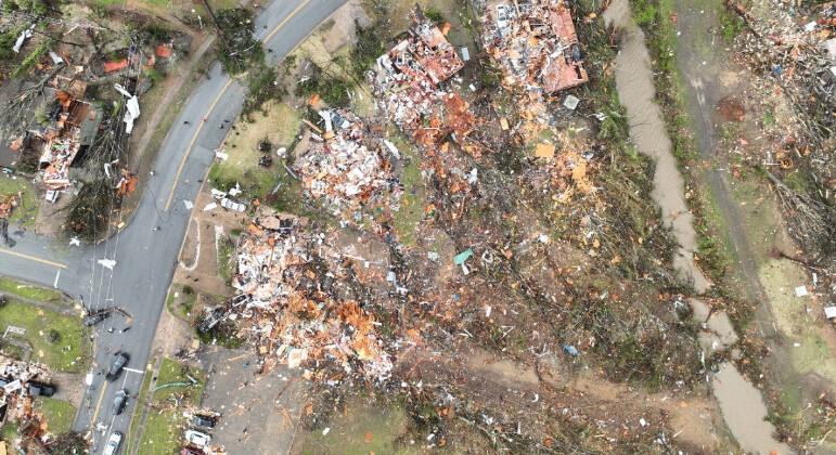 Cidades dos EUA ficam destruídas pós passagem de tornado