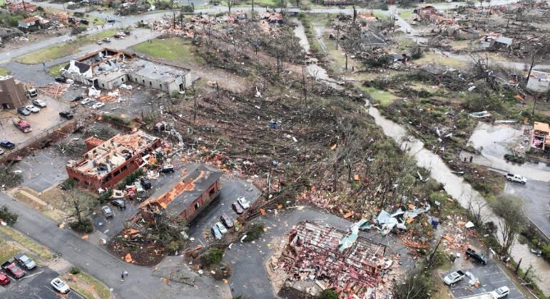 Cidades dos EUA ficam destruídas pós passagem de tornado