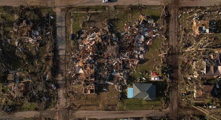 Cidades dos EUA ficam destruídas pós passagem de tornado