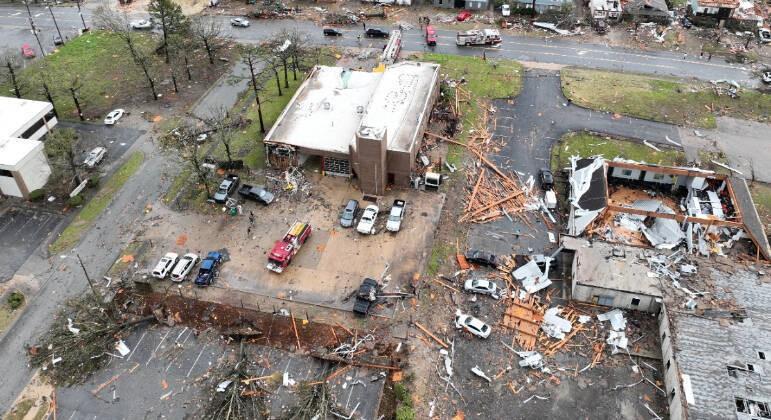 Cidades dos EUA ficam destruídas pós passagem de tornado