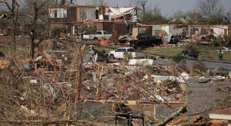 Cidades dos EUA ficam destruídas pós passagem de tornado