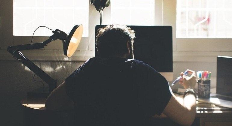 Homem se suicida após conversar com chatbot de inteligência artificial