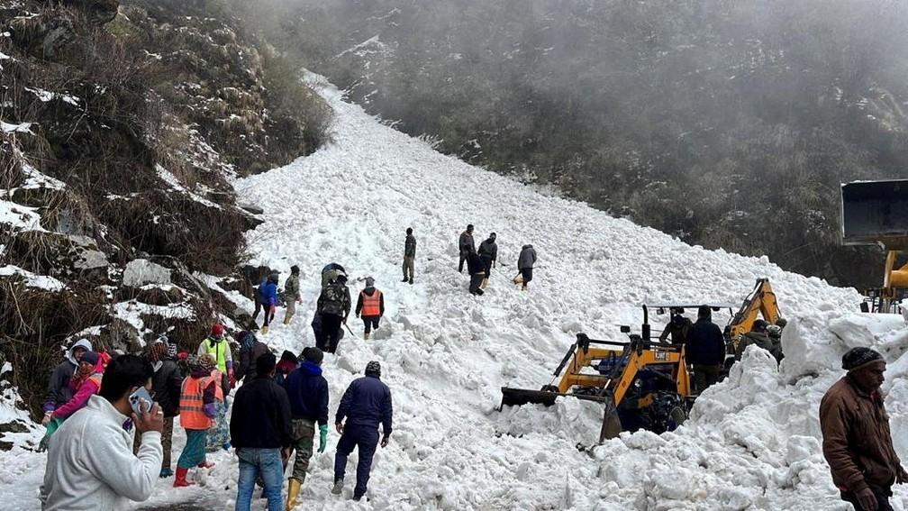 Avalanche na Índia mata sete turistas; outros estão presos