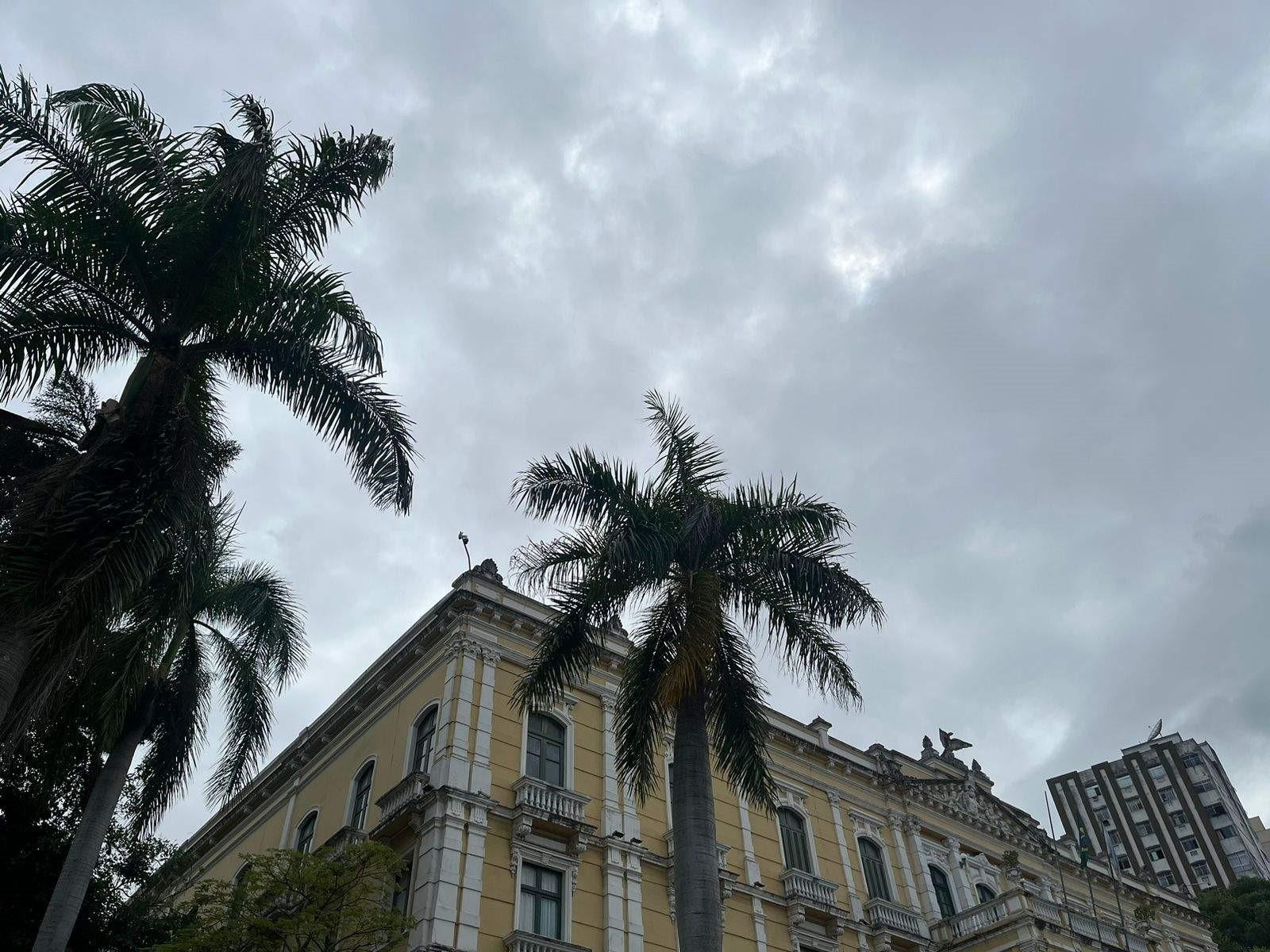 Cidades do ES recebem alerta de chuva e ventos intensos