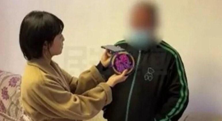 Homem descobre que mulher com quem namorava online há um ano era a esposa do melhor amigo