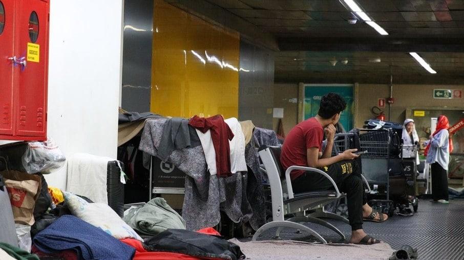 Afegãos voltam a acampar no aeroporto de Guarulhos