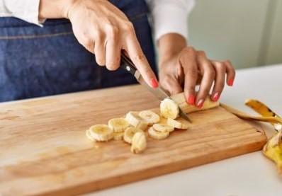 Comer banana à noite faz mal? Desvende 6 mitos e verdades sobre a fruta
