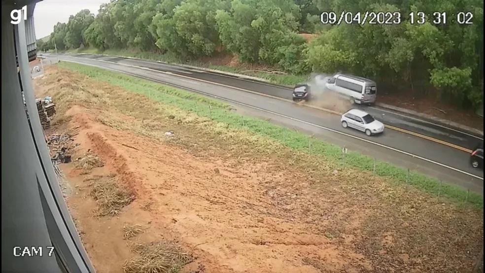 Carro invade a contramão, bate de frente com van e 2 pessoas ficam feridas na ES-375, no Sul do ES