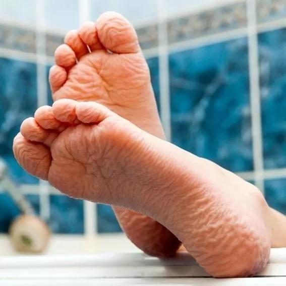 Os benefícios surpreendentes dos dedos enrugados na água