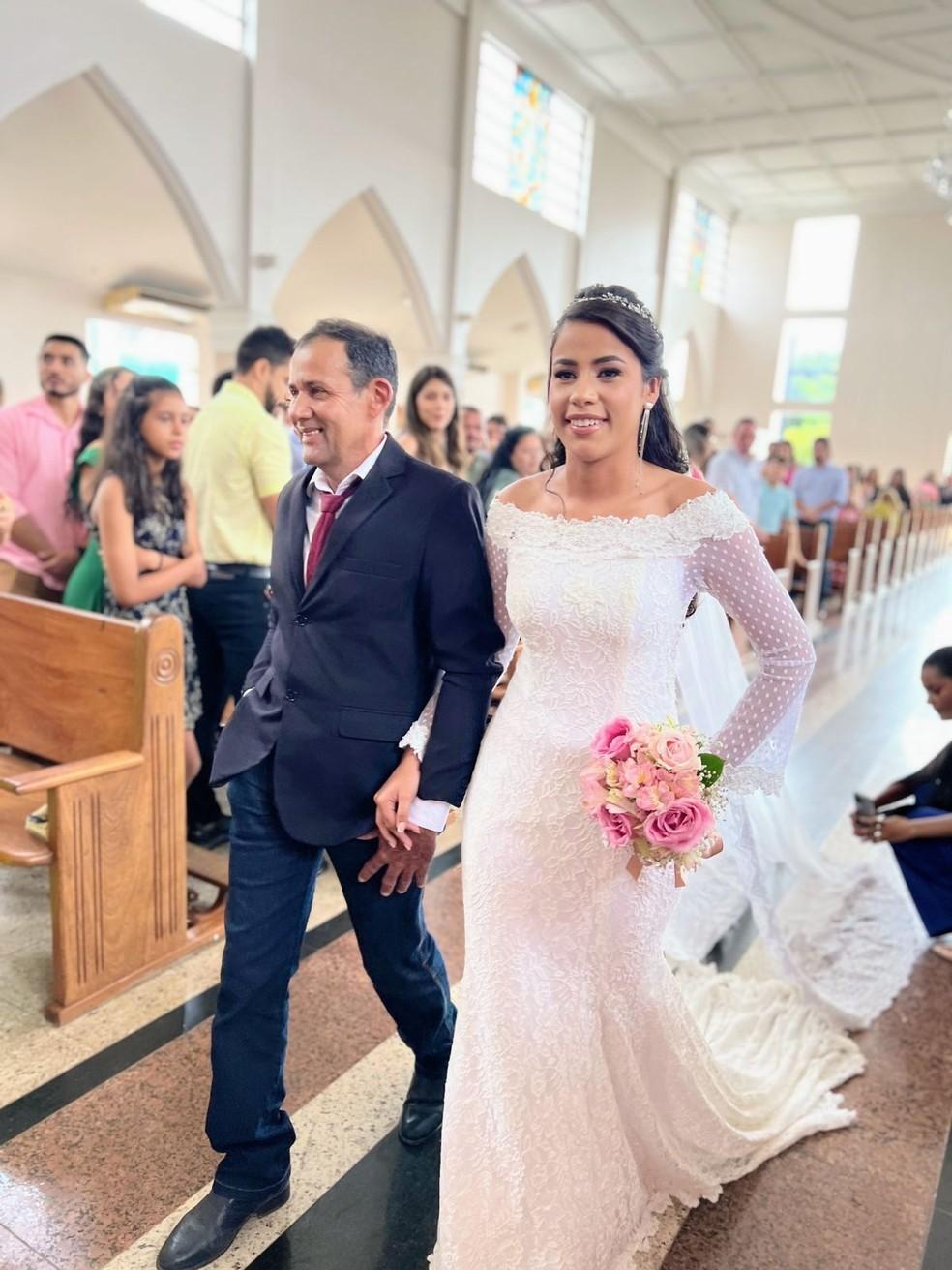 Noiva troca limusine e chega de retroescavadeira para casamento